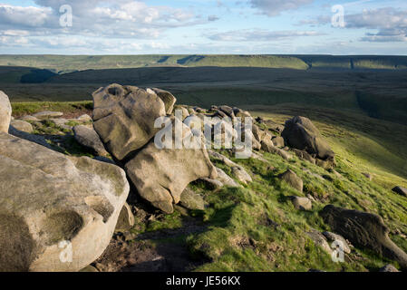 Regal Steinen auf Bleaklow, einer Fläche von Moorlandschaft in der Nähe von Glossop in Dark Peak, Derbyshire, England. Stockfoto