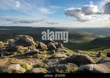 Regal Steinen auf Bleaklow, einer Fläche von Moorlandschaft in der Nähe von Glossop in Dark Peak, Derbyshire, England. Stockfoto