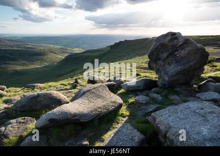 Regal Steinen auf Bleaklow, einer Fläche von Moorlandschaft in der Nähe von Glossop in Dark Peak, Derbyshire, England. Stockfoto