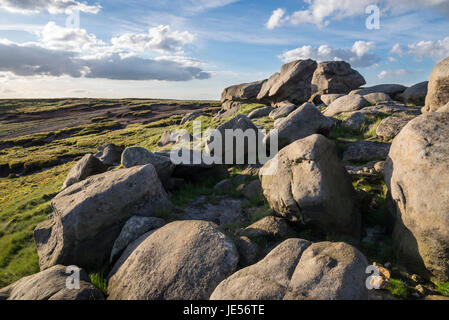 Regal Steinen auf Bleaklow, einer Fläche von Moorlandschaft in der Nähe von Glossop in Dark Peak, Derbyshire, England. Stockfoto