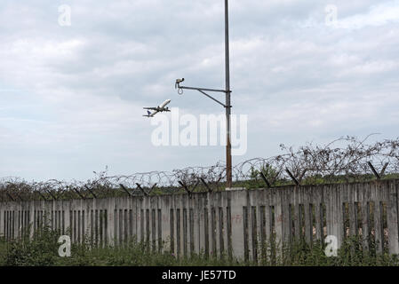 Die alten Betonzaun auf der Startbahn 18 westlich des Frankfurter Flughafens Stockfoto