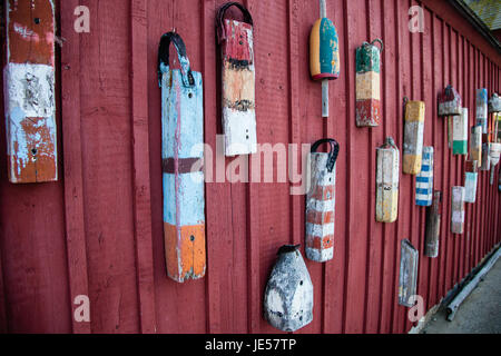 Hummer-Bojen hing an der Wand in eine Stadt in New England. Stockfoto