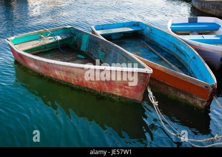 Alte hölzerne Ruderboote mit abblätternde Farbe Stockfoto