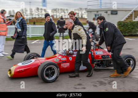 1970 Brabham-Ford BT28 von Clas Muller ist in das Fahrerlager für das Derek Bell Cup Rennen in Goodwood GRRC 75. Mitgliederversammlung, Sussex, UK auf Rädern. Stockfoto