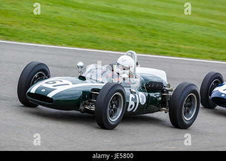 Cooper-Climax T53 1960 "Lowline" mit Fahrer Rainer Ott während der Brabham-Trophy Rennen in Goodwood GRRC 75. Mitgliederversammlung, Sussex, UK. Stockfoto