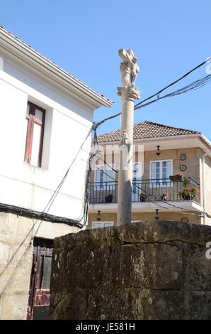 Monumentales Kruzifix im Combarro-Plaza, einem Dorf der Provinz Pontevedra, Galizien, Spanien. Stockfoto