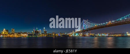 Skyline von Philadelphia aus dem Hafen von Camden mit Ben Franklin Bridge Stockfoto