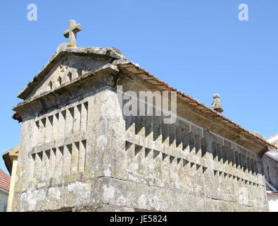 Horreo, typisch erhöhten Getreidespeicher im Combarro, einem Dorf der Provinz Pontevedra in der Region Galicien, Spanien. Stockfoto