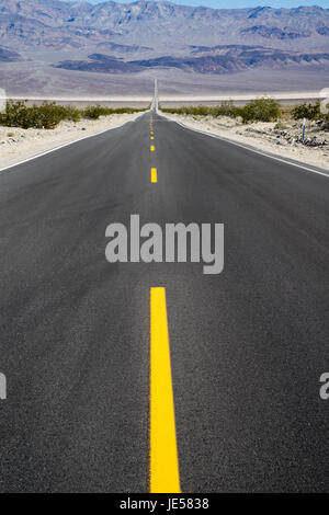 Langen, geraden Straße in der Wüste des Death Valley, Kalifornien Stockfoto