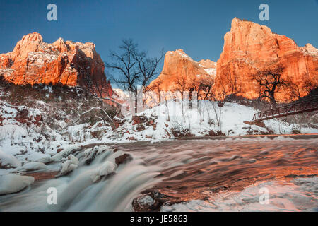 Gericht der Patriarchen entlang des Virgin River in Zion Nationalpark, Utah Stockfoto