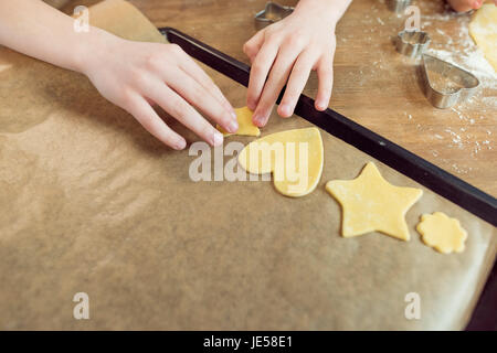 Teilansicht der kleinen Kinder machen geformt Cookies in Küche Stockfoto