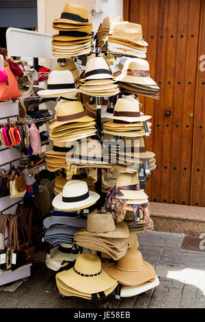Hut auf dem Display vor einem Geschäft in Nerja, Andalusien, Spanien, Costa Del Sol. Stockfoto