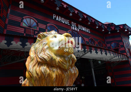 Eine Löwenstatue sitzt vor der Hauptfeuerwache in Ponce, Puerto Rico Stockfoto