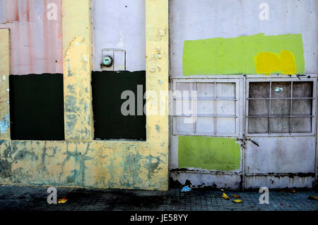 Bunte Muster auf einem verlassenen Gebäude in Ponce, Puerto Rico Stockfoto