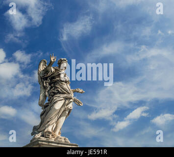 Engel-Statue im Zentrum von Rom hält die Nägel des Heiligen Kreuzes mit himmlischen Himmel auf Sant'Angelo Brücke Stockfoto