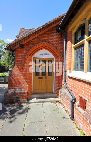 Pearson-Halle in der ruhigen ländlichen Dorf des Sonning on Thames mit seiner gedenken Uhr und Bleiglasfenster mit einem deutlichen viktorianischen Luft darüber. Stockfoto