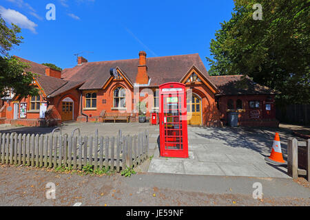 Pearson-Halle in der ruhigen ländlichen Dorf des Sonning on Thames mit seiner gedenken Uhr und Bleiglasfenster mit einem deutlichen viktorianischen Luft darauf. Stockfoto