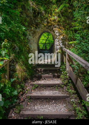 Gehen Sie Weg mit einem Rock-Tunnel zur Teufelsbrücke in der Nähe von Inzighofen, Naturpark obere Donau, Sigmaringen District, Baden-Württemberg, Deutschland, Europa Stockfoto