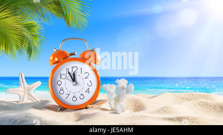 Last-Minute - Sommer-Konzept - Alarm In der Tropical Beach Stockfoto