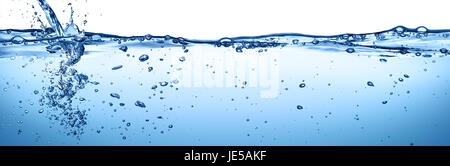 Planschen und fließt von kristallklarem Wasser, Isolated On White Stockfoto