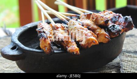 Chicken Satay über Kokosnuss Kohlen in Bali Stockfoto