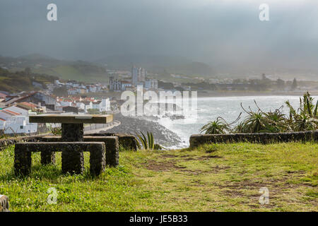 Sicht der Ozeanküste bei Sao Rogue auf der Insel Sao Miguel. Azoren-Archipel im Atlantik, die zu Portugal gehören. Stockfoto