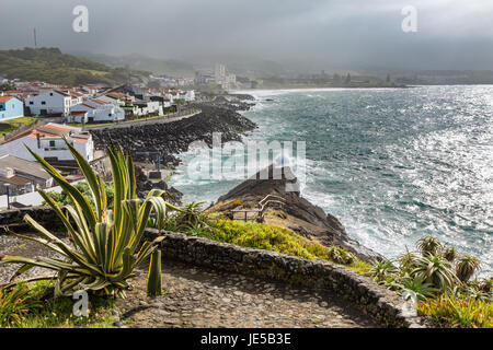 Sicht der Ozeanküste bei Sao Rogue auf der Insel Sao Miguel. Azoren-Archipel im Atlantik, die zu Portugal gehören. Stockfoto