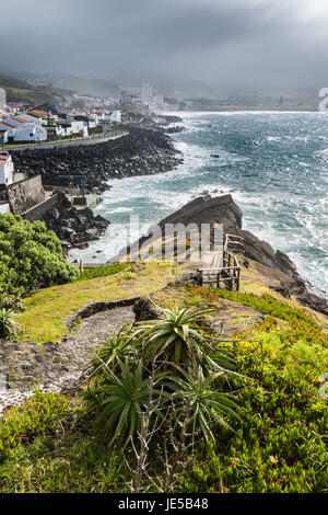 Sicht der Ozeanküste bei Sao Rogue auf der Insel Sao Miguel. Azoren-Archipel im Atlantik, die zu Portugal gehören. Stockfoto