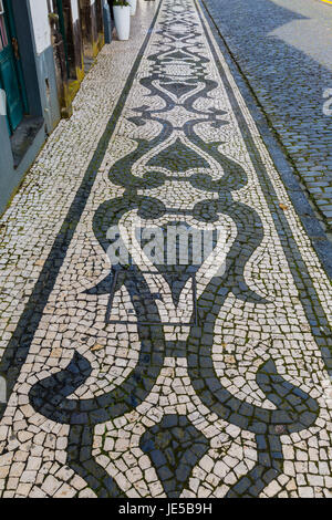 Straßen und Gehwege von Ponta Delgada. Ponta Delgada auf der Insel Sao Miguel ist die Hauptstadt der Azoren, Portugal. Stockfoto