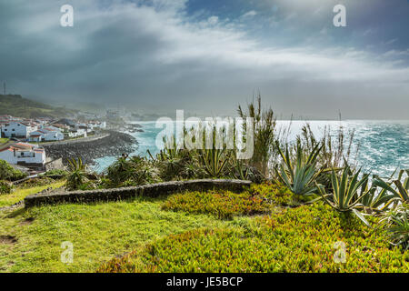 Sicht der Ozeanküste bei Sao Rogue auf der Insel Sao Miguel. Azoren-Archipel im Atlantik, die zu Portugal gehören. Stockfoto