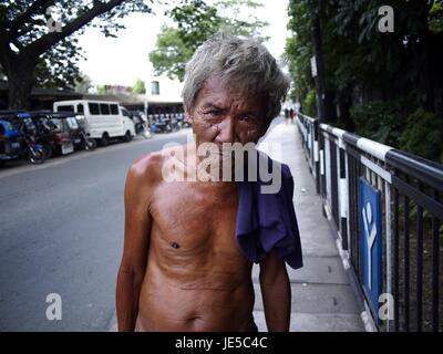 ANTIPOLO CITY, Philippinen - 14. Juni 2017: Ein Alter Mann mit grauem Haar und faltige Haut geht auf der Straße mit seinem Hemd Weg. Stockfoto