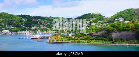 Grenada Carenage Hafen Hauptstadt St. George's, umgeben von Hügeln, Häuser und Gebäude. Stockfoto