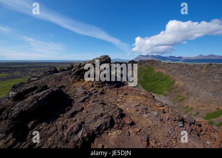 Das Becken von einem erloschenen Vulkan Schlackenkegel auf Islands Snaefellsness Halbinsel. Stockfoto