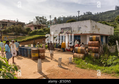 Nilgiri Hills, Indien - 26. Oktober 2013: Morgen Szene mit bunt gekleideten Armen Montage im Distributionszentrum Kallatty Essen. Kerose Stockfoto