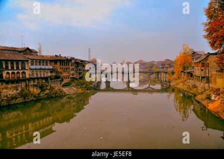 Malerische Aussicht auf Brücke über Jhelum Fluß in Stadt von Srinagar in Indien, Sommerhauptstadt von Jammu und Kaschmir Stockfoto