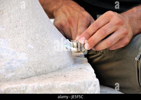 Steinmetz bei der Arbeit eine ornamentale Relief schnitzen Stockfoto