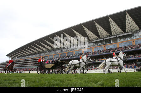 Die königliche Prozession macht seinen Weg nach unten den Kurs tagsüber drei Royal Ascot in Ascot Racecourse. Stockfoto