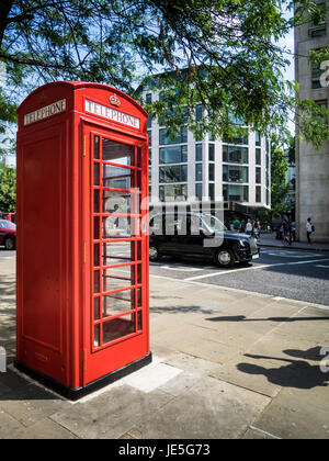 Eine traditionelle rote Telefonzelle in der City of London Financial District UK Stockfoto