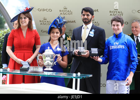 Jockey Oisin Murphy (rechts) feiert neben Besitzer Saeed bin Suroor während der Trophy-Präsentation für die Hampton Court Einsätze von Prinzessin Eugenie von York (links), am Tag drei des Royal Ascot in Ascot Racecourse vorgestellt. Stockfoto