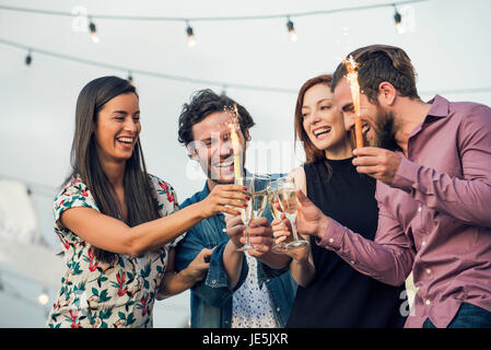 Freunde, trinken Champagner zusammen im freien Stockfoto
