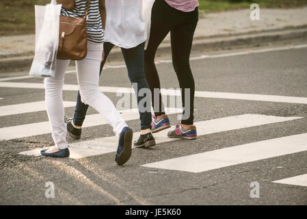 Frauen gehen in Zebrastreifen, niedrige Abschnitt Stockfoto