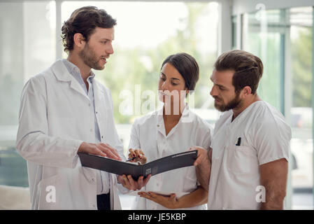 Medizinisches Fachpersonal zusammenarbeiten Stockfoto