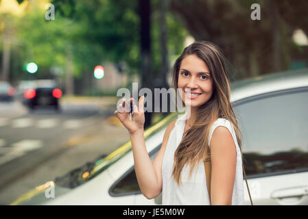 Junge Frau mit Autoschlüssel, Lächeln, Porträt Stockfoto