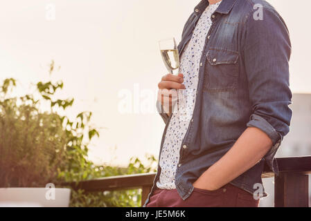 Mann mit Glas Champagner Stockfoto