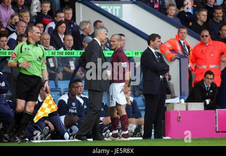 ARSENE WENGER & F LJUNGBERG WEST BROM V ARSENAL HAWTHORNS WEST BROMICH ENGLAND 15. Oktober 2005 Stockfoto