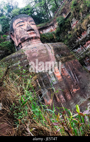 Der Riesenbuddha von Leshan ist eine 71 Meter, 233 ft hohe Steinstatue. Erbaut zwischen 713 und 803 waehrend der Tang Dynastie. Provinz Sichuan in China, in der Nähe von th Stockfoto