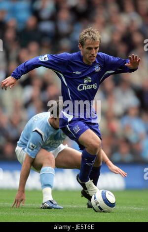 JOEY BARTON & PHILIP NEVILLE MANCHESTER CITY V EVERTON FC CITY OF MANCHESTER STADIUM MANCHESTER ENGLAND 2. Oktober 2005 Stockfoto