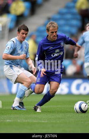 JOEY BARTON & PHILIP NEVILLE MANCHESTER CITY V EVERTON FC CITY OF MANCHESTER STADIUM MANCHESTER ENGLAND 2. Oktober 2005 Stockfoto