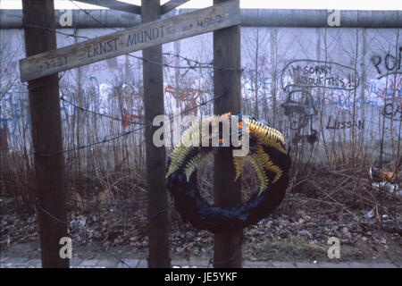 Ernst Mundt Denkmal mit der Wand hinter Foto in den 1980er Jahren Stockfoto