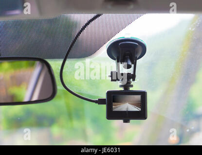 DVR Kamera auf Auto Windschutzscheibe mit Sicht auf die Straße Stockfoto
